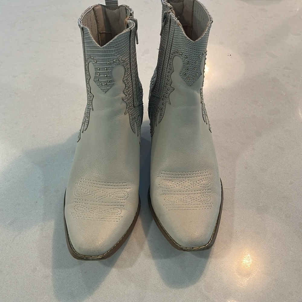 Coconuts Eliza Ankle Boots 6.5  Vegan Cream Studded Zip Sides Soft Clean EUC - Picture 2 of 12